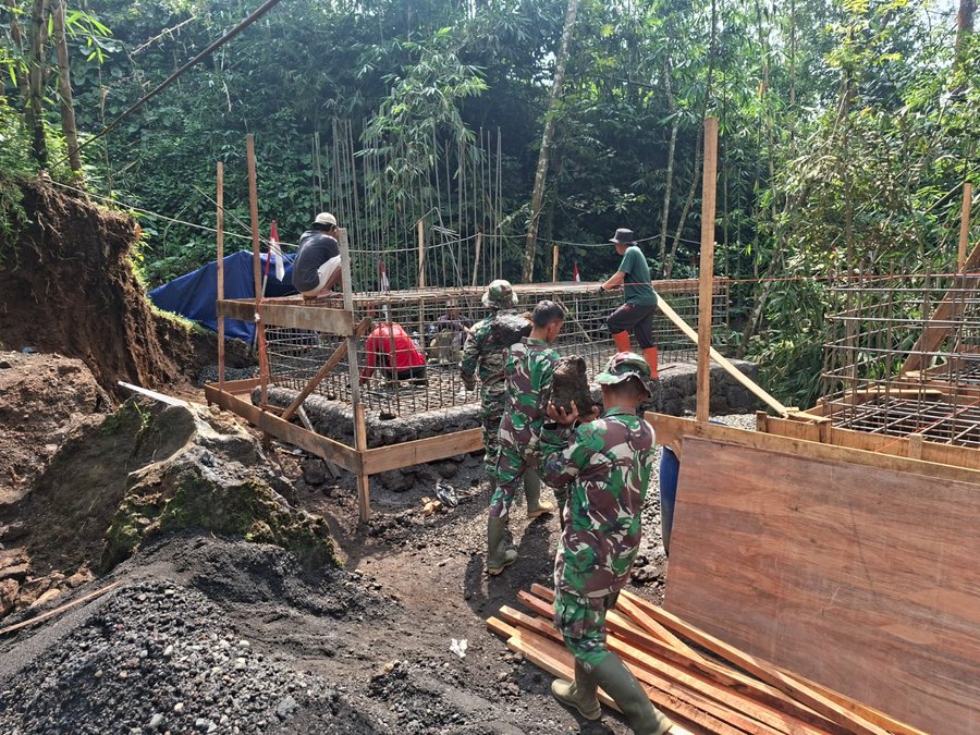 Babinsa dan Warga Bangun Jembatan Garuda di Sungai Soso