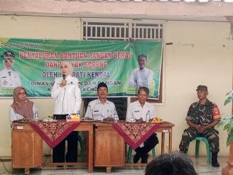 Bupati Kendal Salurkan Bantuan Pangan di Blorok, 197 Warga Terima Beras dan Minyak Goreng