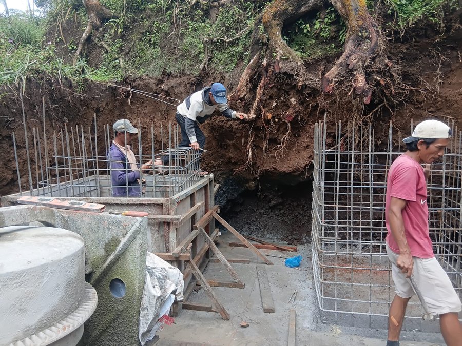 Semangat Prajurit TNI Membara, Gotong Royong Bangun Jembatan Merah Putih