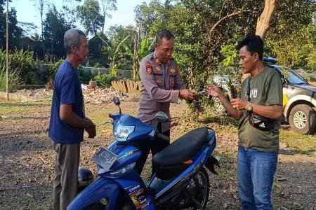 Kapolsek Sempol Bantu Kakek Perbaiki K