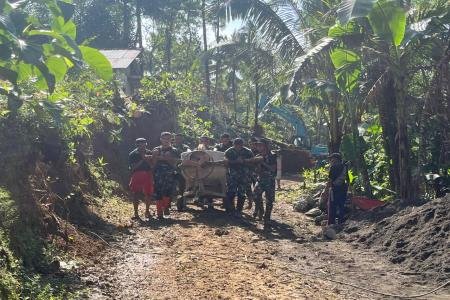 Medan Berlumpur Tak Surutkan Semangat TMMD Bangun Jalan di Krangean