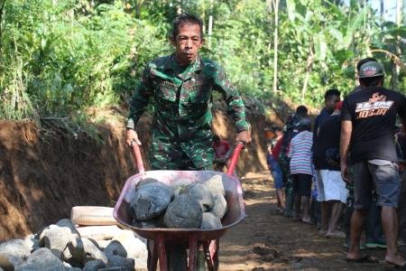 Angkong Jadi Alat Angkut Material Jala