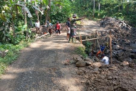 Pondasi Harapan dari Bawah Jembatan Aw