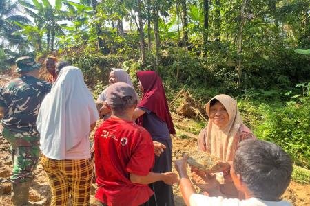 Semangat TMMD  Ibuibu Krangean Turun T