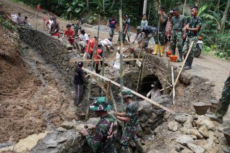 Pembuatan Pondasi Plat Beton Jembatan TMMD Reguler ke128 Kodim 0702Pur