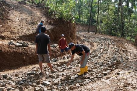 Diguyur Hujan Akses Droping Material TMMD ke128 Kodim 0702Purbalingga 