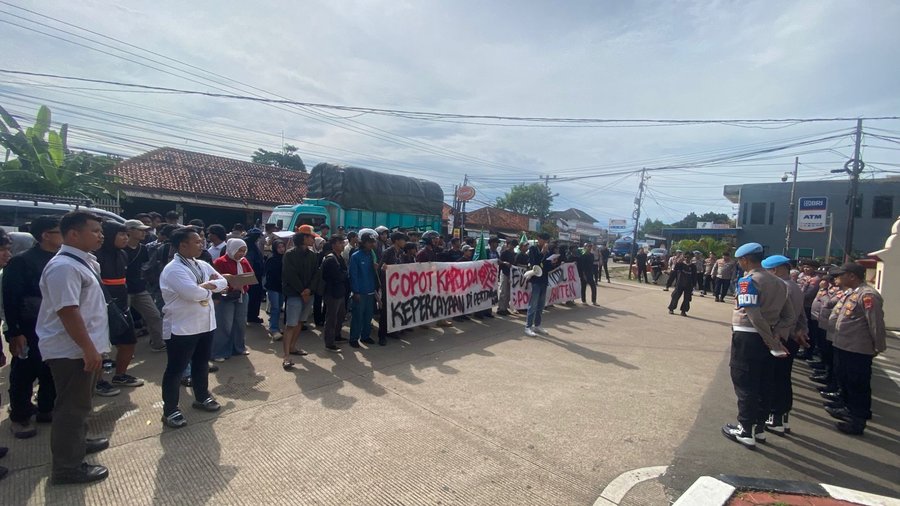 PW PII Banten Gelar Aksi di Depan Polda, Desak Kapolri Evaluasi hingga Copot Kapolda