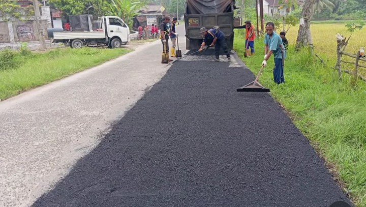 UPTDPJJ Lebak Lakukan Tambal Sulam Hotmix di Ruas Jalan Cibadak–Padasuka