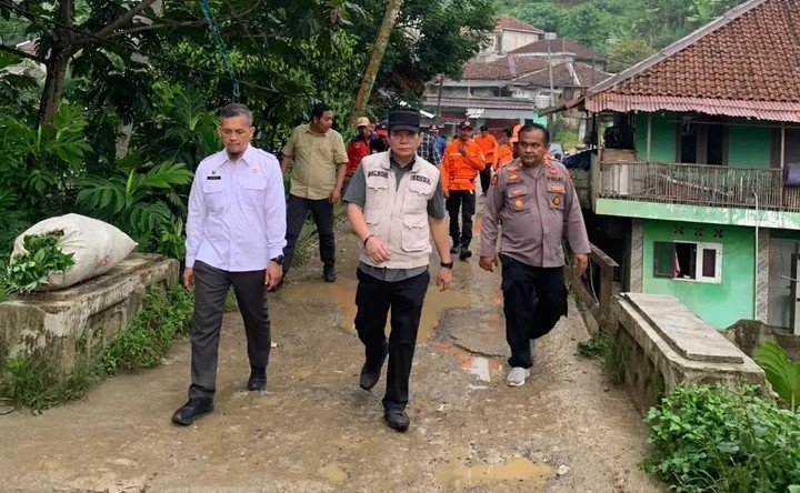 Pj Sekda Lebak Tinjau Lokasi Banjir di Sajira, Serahkan Bantuan untuk Warga Terdampak