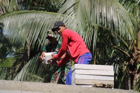 Di Atas Atap Rumah Misdi Gotong Royong