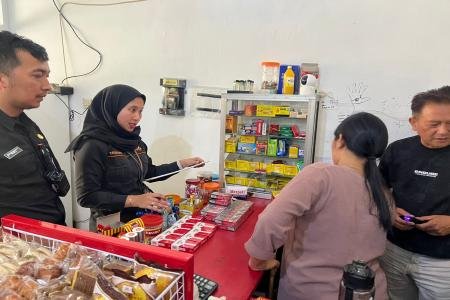 ROKOK ILEGAL DIGEREBEK, TIGA TOKO 