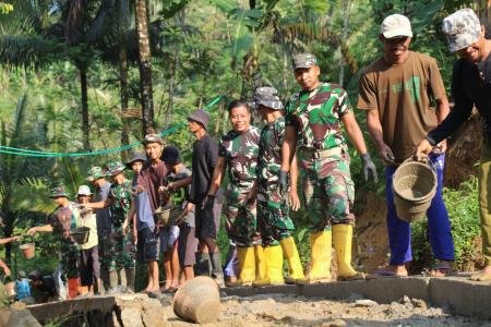 Estafet Ember Penuh Tawa Cara Satgas TMMD dan Warga Percepat Pembangun