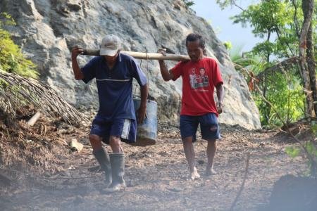 NAIK TURUN BUKIT DEMI JALAN DESA, 