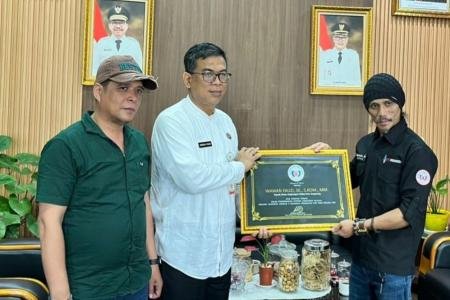 FWJ Indonesia Serahkan 2 Piagam Pengha