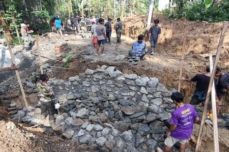 Batu Demi Batu Warga dan Satga