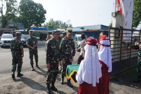 Pak Tentara Datang Jalan Kami Jadi Bag