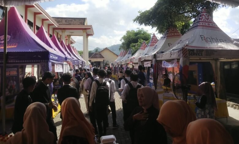 Job Fair SMKN 2 Trenggalek: Jembatan Kreativitas Siswa Menuju Dunia Industri