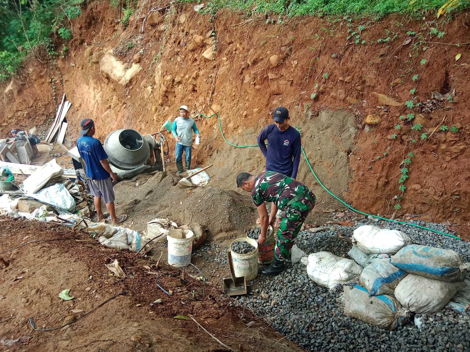 Jembatan Garuda Mulai Dibangun, Babinsa: Semangat Gotong Royong Jadi Kunci Keberhasilan