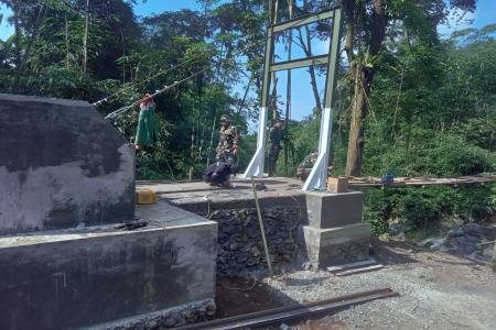 TNI DAN WARGA PERCEPAT PEMBANGUNAN