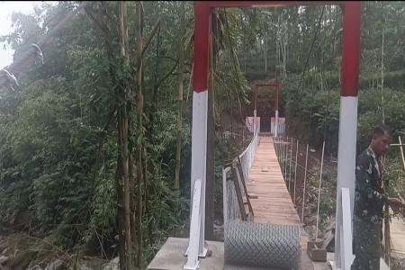 PENGECATAN JEMBATAN GANTUNG DESA S