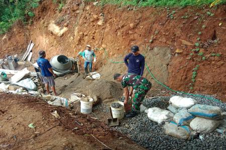Jembatan Garuda Mulai Dibangun Babinsa Semangat Gotong Royong Jadi Kun