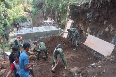 TNI dan Warga Talagening Turun ke Sung