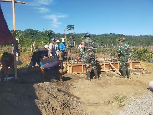 Masyarakat Antusias Gotong Royong Bersama Kodim 0702-Purbalingga Bangun Pondasi Tiang Pancang Jembat