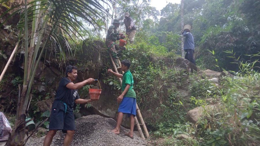 Semangat Gotong Royong Warnai Pembangunan Jembatan Gantung di Desa Serayularangan