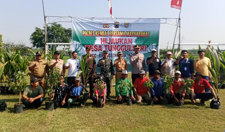 Perhutani Kendal Bersama Kapolres Tanam Pohon di Tunggulsari, Dorong Kelestarian Lingkungan
