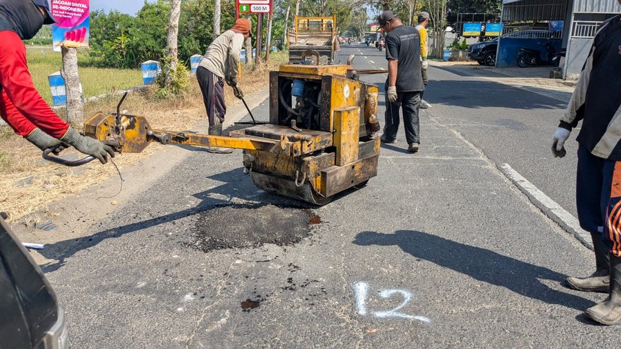 PUPR Tulungagung Tambal 20 Titik Berlubang di Ruas Campurdarat Tingkatkan Keselamatan Pengguna Jalan
