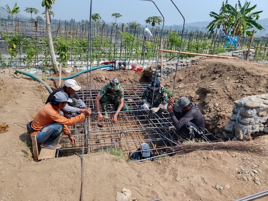 Bahu Membahu, Warga Bersama TNI Bangun Jembatan Garuda Penghubung Dua Kecamatan