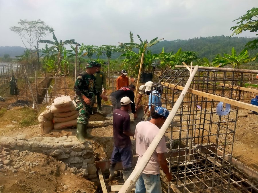  Silih Berganti, TNI dan Warga Aduk Material untuk Cor Pondasi Jembatan Garuda di Wanogara Wetan