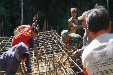  Semangat Gotong Royong TNI dan Warga 