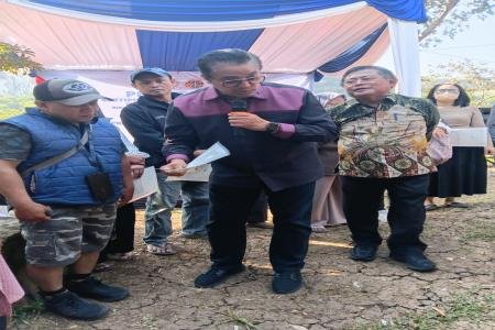 Dede Yusuf serahkan Sertifikat Elektro