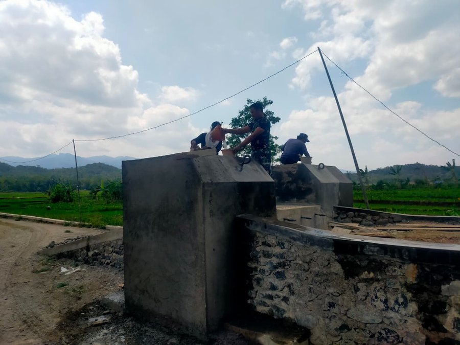 Tetap Semangat, TNI dan Warga Bangun Jembatan Garuda Permudah Akses Warga