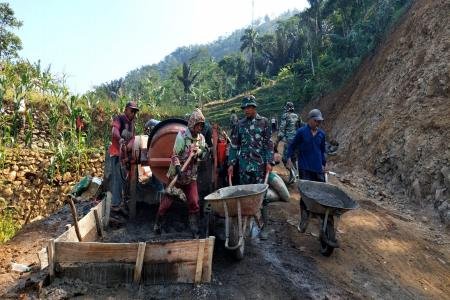 TNI dan Warga Desa Danasari Go