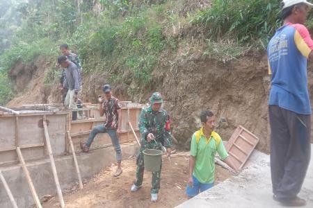 TNI dan Warga Estafet Material Cor Pon