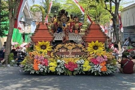 SMKN 2 TRENGAEK MEMUKAU PENONTON DI TGX KARNIVAL 2026
