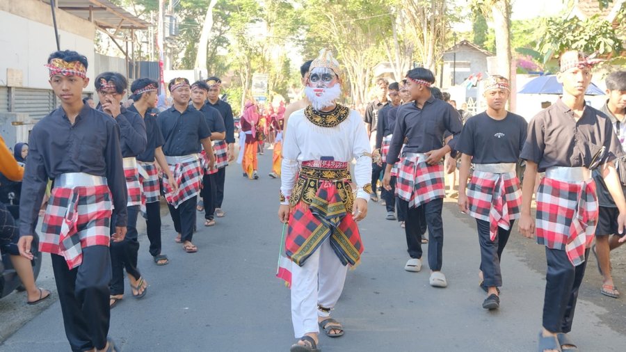 Meriah hut ke 81 ri smkn 1 pogalan gelar kirab budaya tunggal
