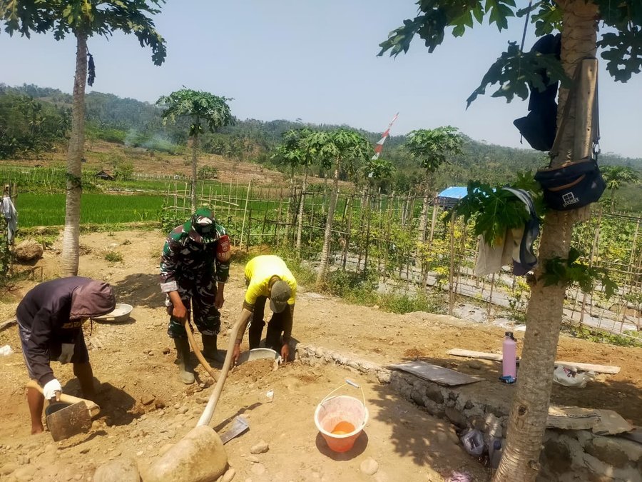 Babinsa Wanogara Wetan dan Warga Gencar Percepat Pembangunan Jembatan Perintis Garuda