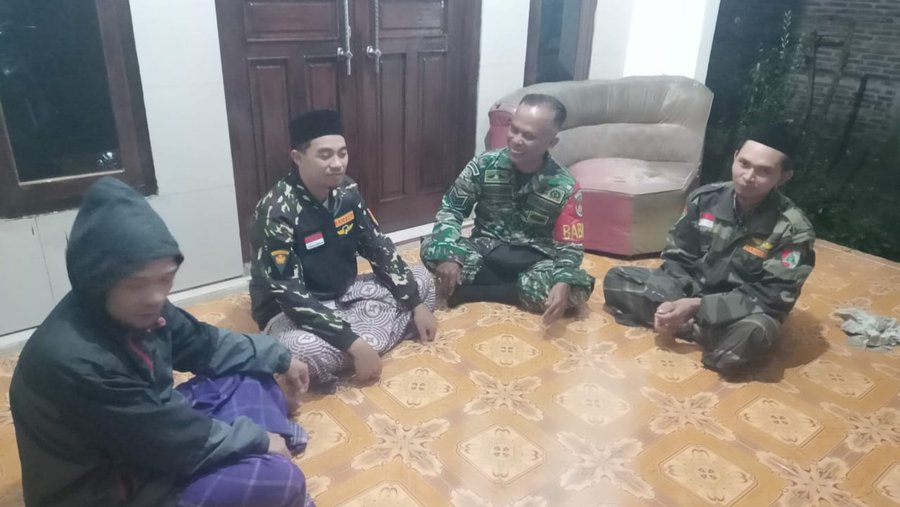Babinsa Koramil 10-Mrebet Pererat Silaturahmi Melalui Komsos Bersama Tokoh Agama di Desa Pengalusan