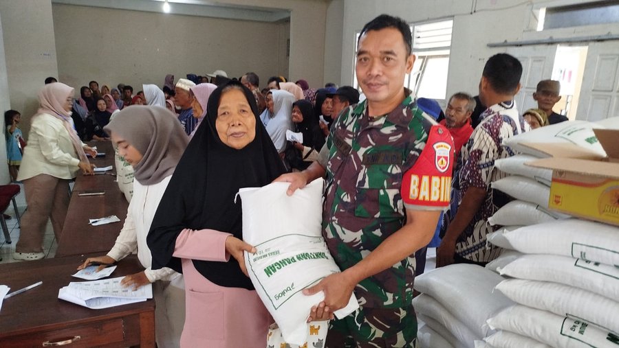 Babinsa Koramil 01-Purbalingga Dampingi Penyaluran Bantuan Beras dari DKP di Kelurahan Wirasana