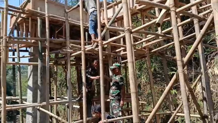 TNI dan Warga Estafet Material Pengecoran Tiang Jembatan Garuda di Serayu Larangan
