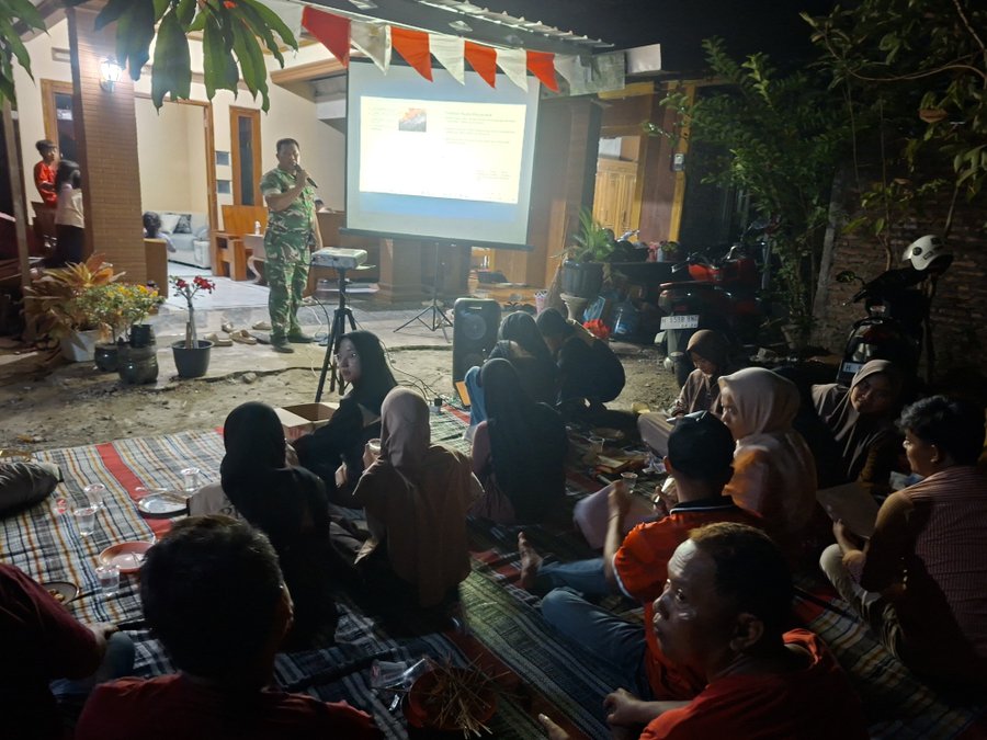 Bahaya Karhutla, Babinsa Triharjo Kendal Berikan Penyuluhan kepada Mahasiswa KKN dan Warga