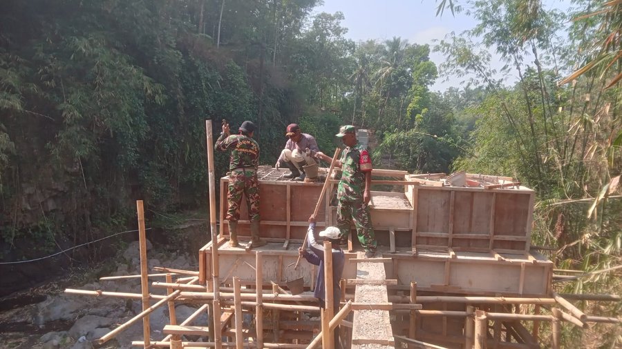 Pondasi Pylon Jembatan Perintis Garuda Mulai Dicor, TNI dan Warga Kebut Pembangunan