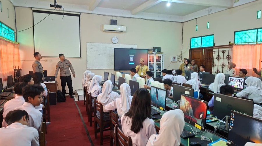 Cegah Hoaks di Era AI, Polres Demak Edukasi 100 Pelajar SMAN 2 Mranggen