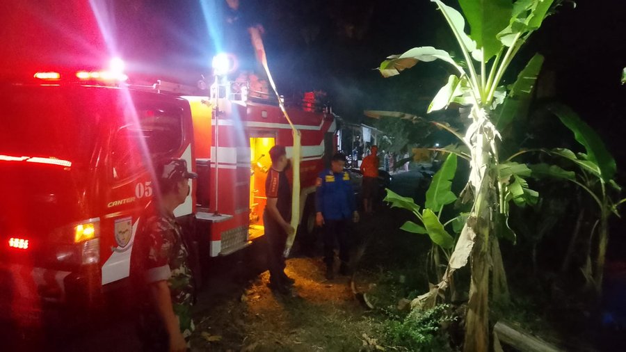 Rumpun Bambu Terbakar, Babinsa, Bhabinkamtibmas, BPBD dan Warga Bersama Padamkan Api