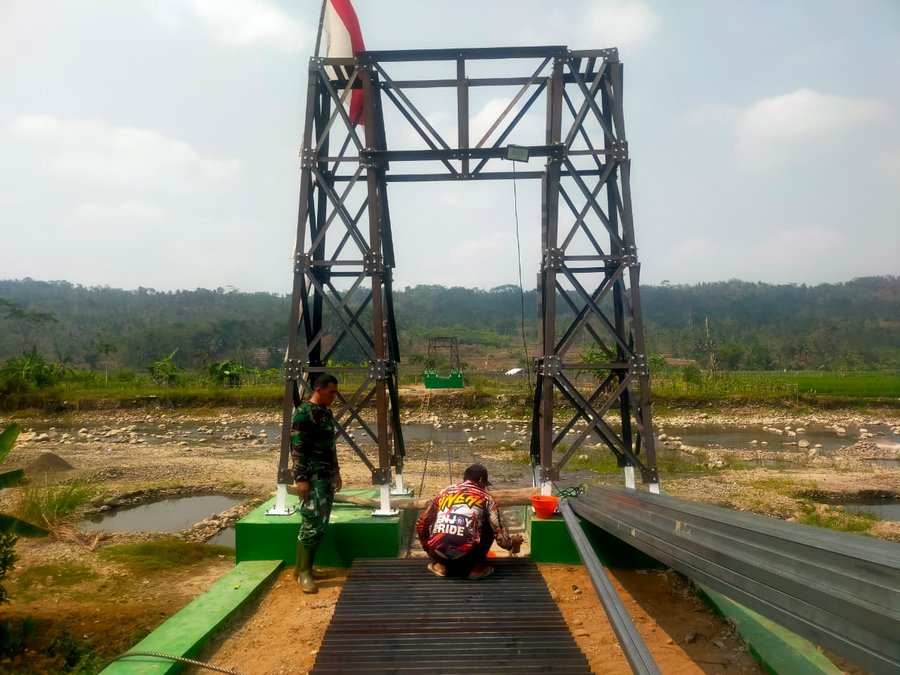 Sling Baja Terpasang, Jembatan Perintis Garuda Wanogara Wetan Makin Kokoh