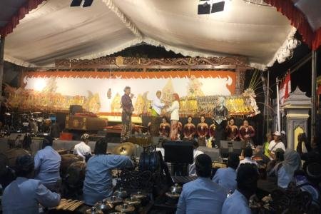 Tradisi neduh desa pojok gelar