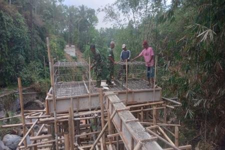 TNI dan Warga Pasang Besi Cor 